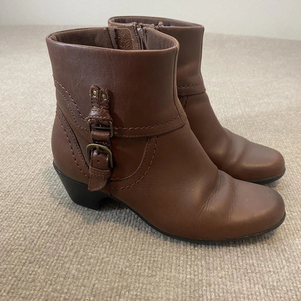 Clarks Booties Womens Size‎ 7 Brown Leather Ankle Zip Buckle Low Heel Bendables